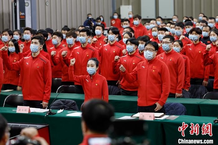 1月5日晚，全力沖刺北京冬奧學(xué)習(xí)座談會(huì)在北京舉行，座談會(huì)后，中國(guó)冰雪國(guó)家集訓(xùn)隊(duì)全體成員起立，齊聲高呼：“中國(guó)冰雪，加油！加油！加油！” <a target='_blank' href='/'>中新社</a>記者 富田 攝
