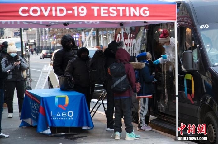 當(dāng)?shù)貢r(shí)間1月4日，美國紐約一處新冠病毒檢測站為居民做檢測。<a target='_blank' href='/'>中新社</a>記者 廖攀 攝
