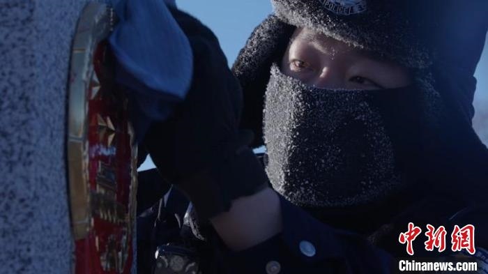 圖為恩和哈達(dá)邊境派出所的9名民警踏雪巡邊?！⒕S明 攝