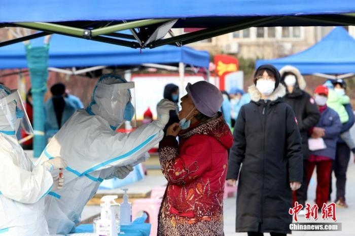 資料圖：1月9日，天津市南開大學(xué)西南村，社區(qū)組織市民進(jìn)行核酸檢測(cè)。 <a target='_blank' href='/'>中新社</a>記者 張道正 攝