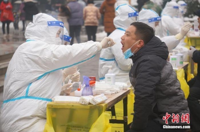 資料圖：圖為鄭州市民接受核酸檢測(cè)。 <a target='_blank' href='/'>中新社</a>記者 韓章云 攝