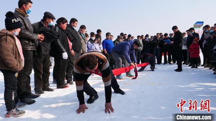 在雪地上舉行的少數(shù)民族傳統(tǒng)體育項(xiàng)目押加?！“统h融媒體中心供圖