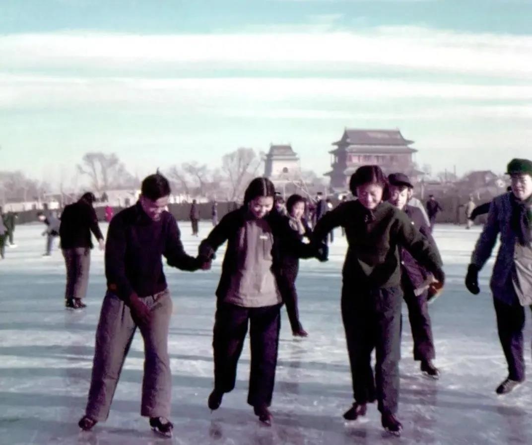 1955年，在什剎海學(xué)習(xí)溜冰的大學(xué)生。(圖源：人民畫報)