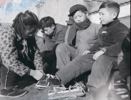 上世紀(jì)50年代，孩子們在穿木板冰鞋。(圖源：北京日報)