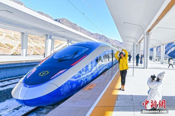 1月12日，河北省張家口市崇禮區(qū)，路側(cè)矗立的北京冬奧會標(biāo)志。崇禮11日迎來降雪，雪后的崇禮冬奧氛圍濃。 <a target='_blank' href='/'>中新社</a>記者 賈天勇 攝