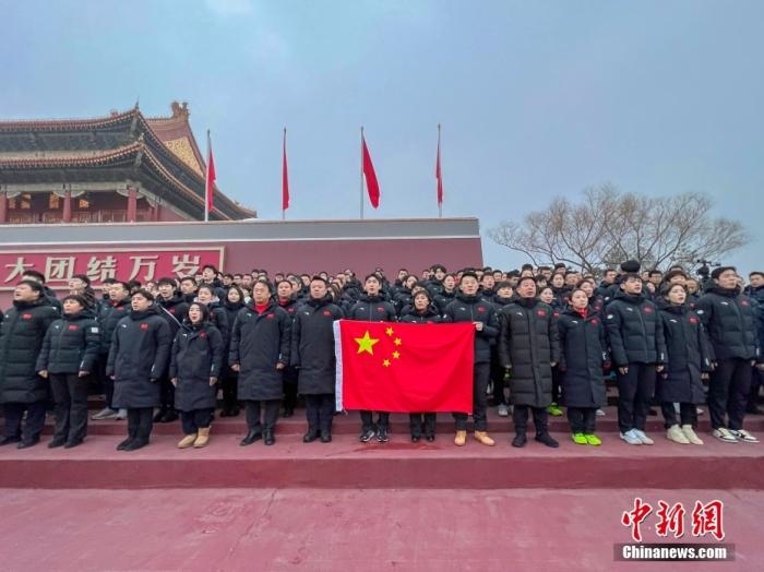 1月25日，北京冬奧會(huì)中國體育代表團(tuán)部分成員來到天安門廣場觀看升國旗儀式，并宣誓出征。圖為中國體育代表團(tuán)部分成員宣誓出征北京冬奧會(huì)。 <a target='_blank' href='/'>中新社</a>發(fā) 國家體育總局冬季運(yùn)動(dòng)管理中心 供圖