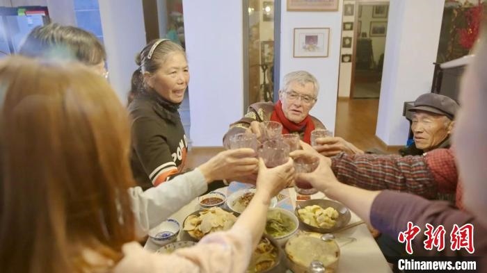 圖為賀歲紀錄片《“洋女婿”的中國年》劇照。　胡遠航 攝