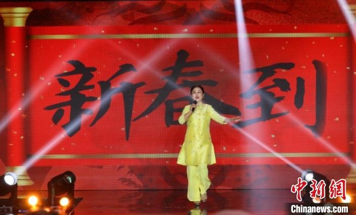 朱明瑛演唱《新春到》。　北京民政部門(mén)供圖