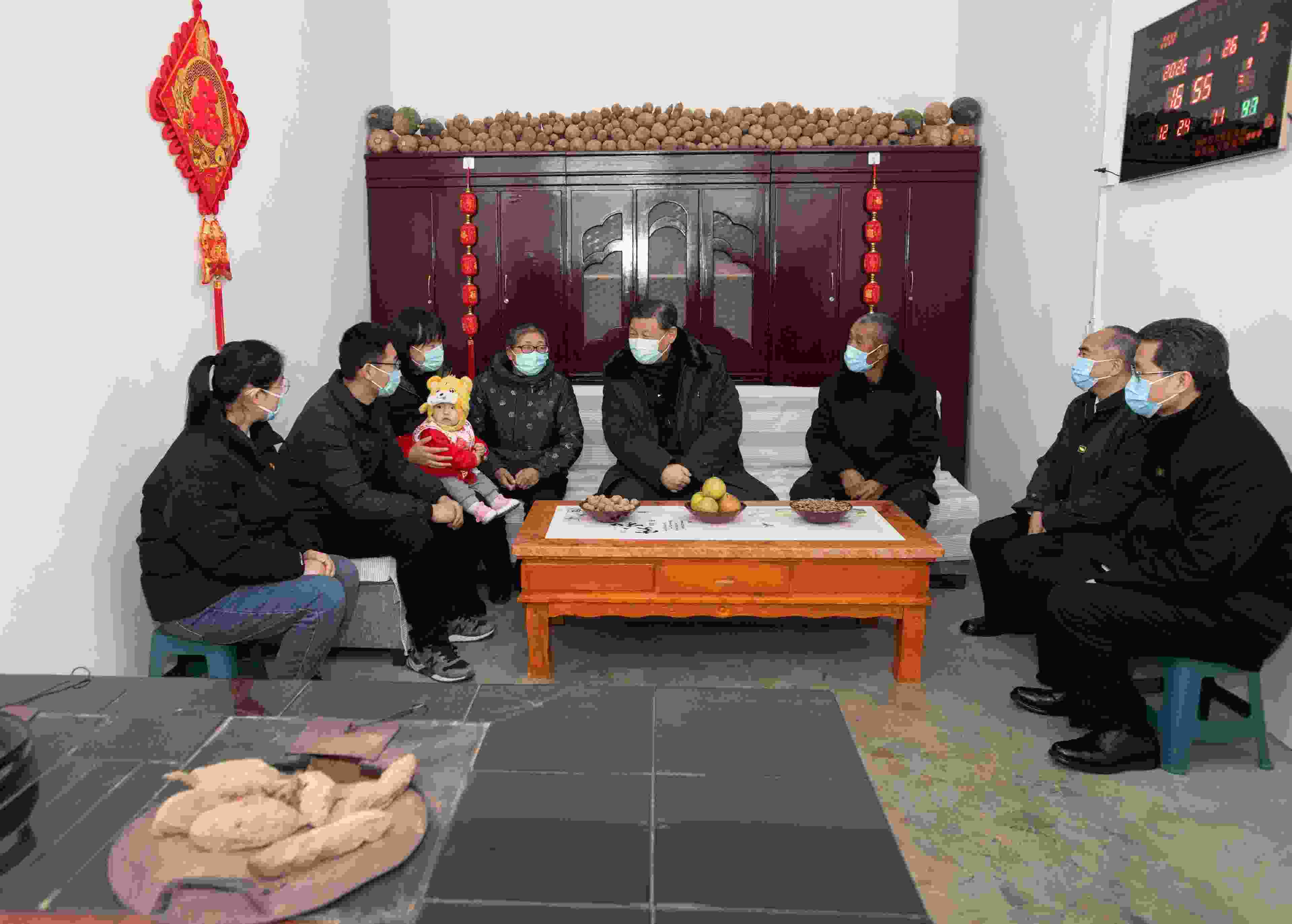 △2022年1月26日，中共中央總書記、國家主席、中央軍委主席習(xí)近平在臨汾市汾西縣僧念鎮(zhèn)段村同村民蔡文明一家親切交流。