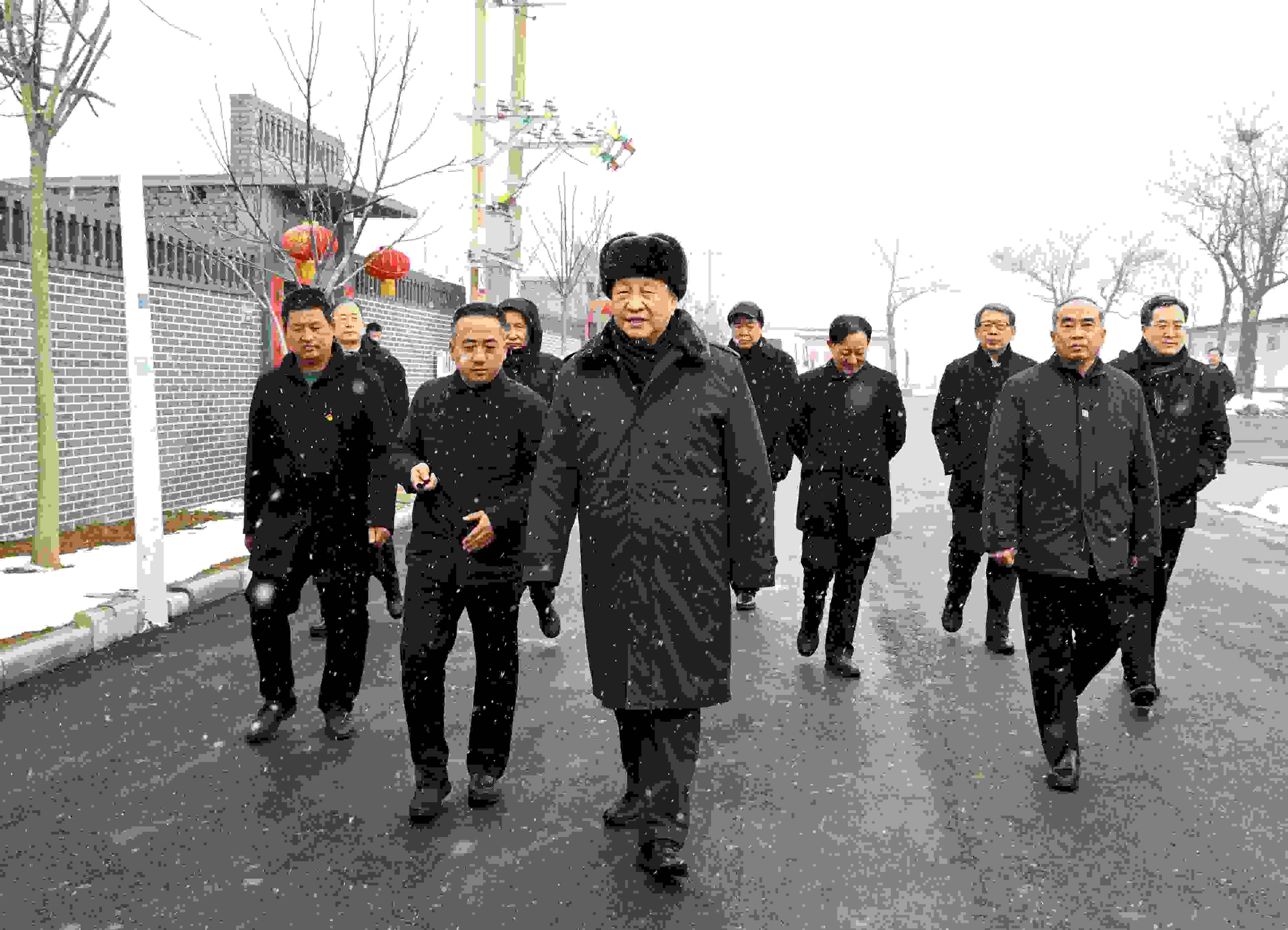 △2022年1月26日，中共中央總書記、國家主席、中央軍委主席習(xí)近平冒雪在臨汾市霍州市師莊鄉(xiāng)馮南垣村考察。