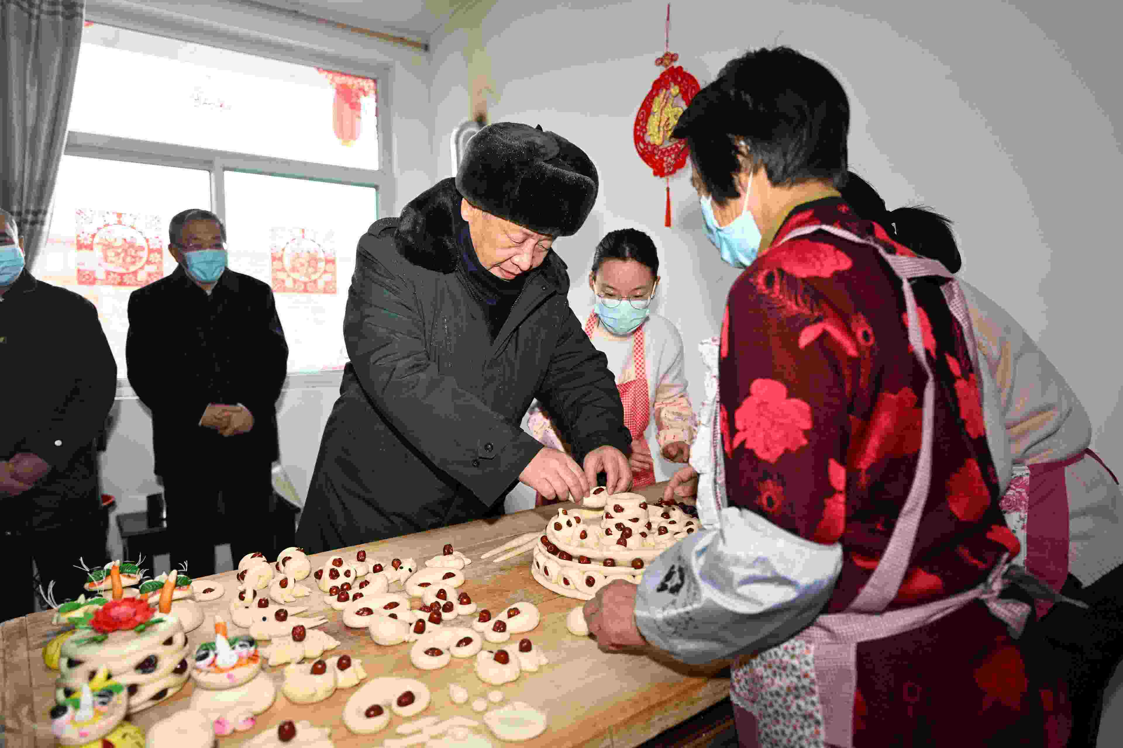 △2022年1月26日，中共中央總書記、國家主席、中央軍委主席習(xí)近平在臨汾市霍州市師莊鄉(xiāng)馮南垣村，同師紅兵一家做年饃。