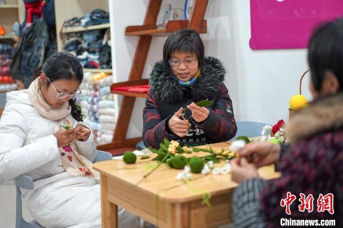 文創(chuàng)工作室的姐妹們正在鉤織月桂葉片?！」帕捡x 攝