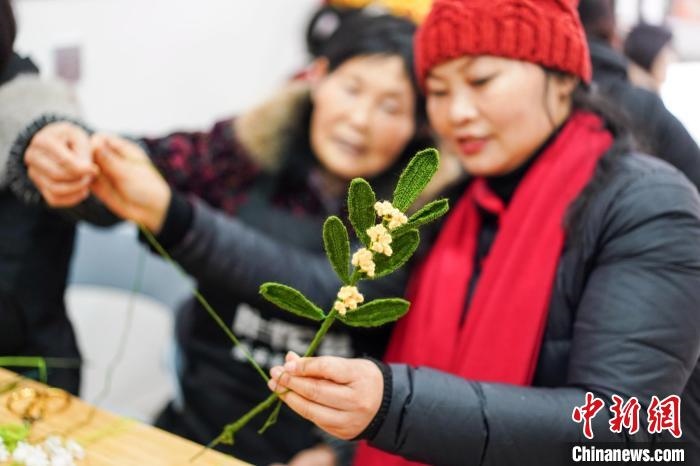 馮燕霞指導姐妹們鉤織月桂葉片?！」帕捡x 攝