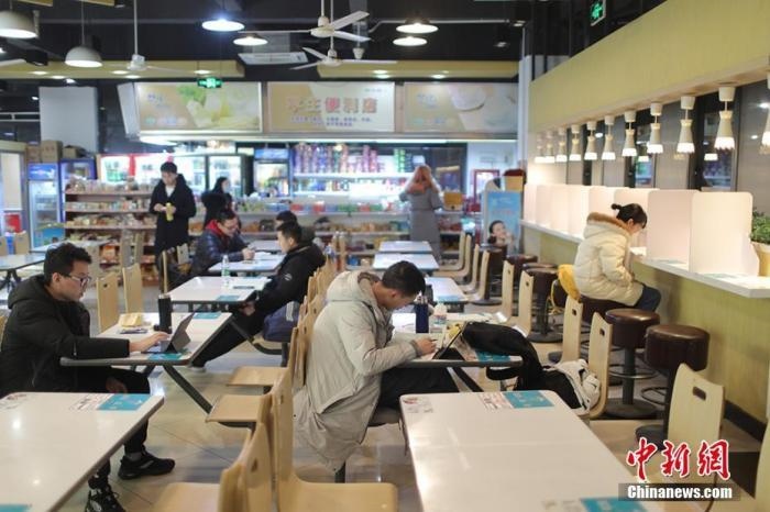資料圖：考研學(xué)生在食堂內(nèi)復(fù)習(xí)。 泱波 攝