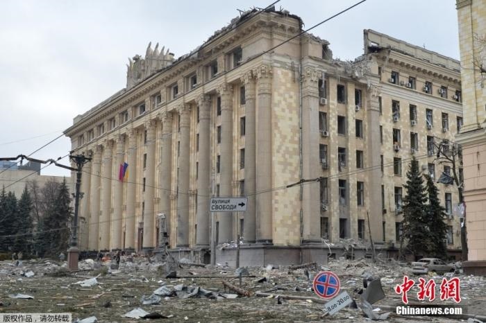 當?shù)貢r間3月1日，烏克蘭哈爾科夫市中心的政府大樓廣場遭到炮擊。