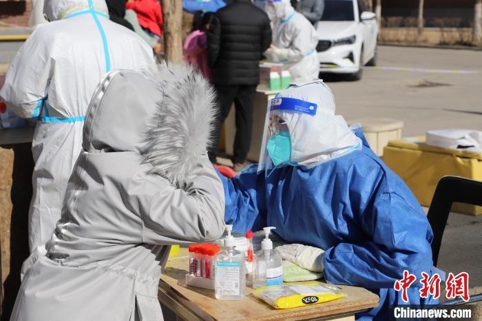 呼和浩特市民做核酸?！埩只?攝