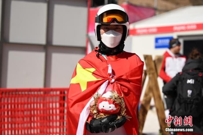 3月6日，中國(guó)選手梁景怡在賽后手捧吉祥物。當(dāng)日，北京2022年冬殘奧會(huì)殘奧高山滑雪男子超級(jí)大回轉(zhuǎn)-站姿決賽在國(guó)家高山滑雪中心舉行，中國(guó)選手梁景怡奪得冠軍。 <a target='_blank' href='/'>中新社</a>記者 劉冉陽(yáng) 攝 　