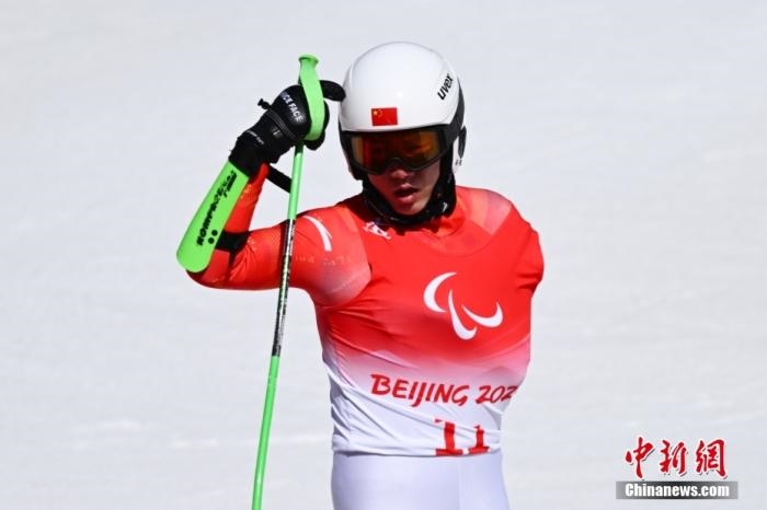 3月6日，中國(guó)選手梁景怡賽后慶祝勝利。當(dāng)日，北京2022年冬殘奧會(huì)殘奧高山滑雪男子超級(jí)大回轉(zhuǎn)-站姿決賽在國(guó)家高山滑雪中心舉行，中國(guó)選手梁景怡奪得冠軍。 <a target='_blank' href='/'>中新社</a>記者 劉冉陽(yáng) 攝 　