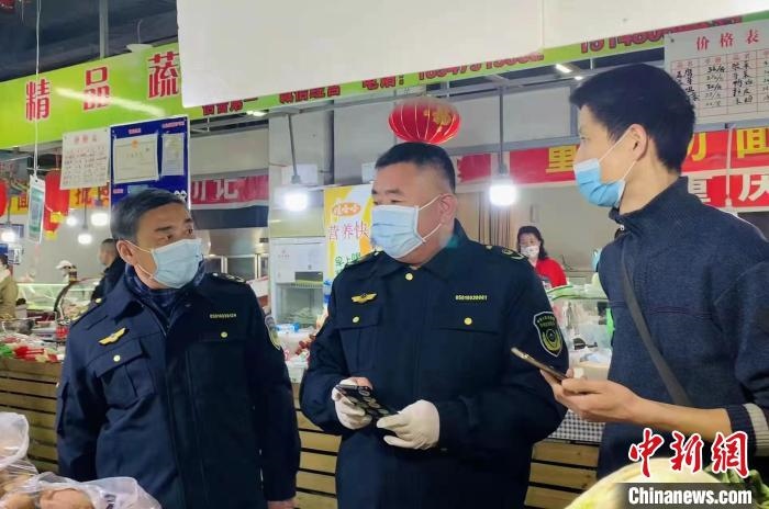 圖為執(zhí)法人員進(jìn)行調(diào)查?！±铈面谩z