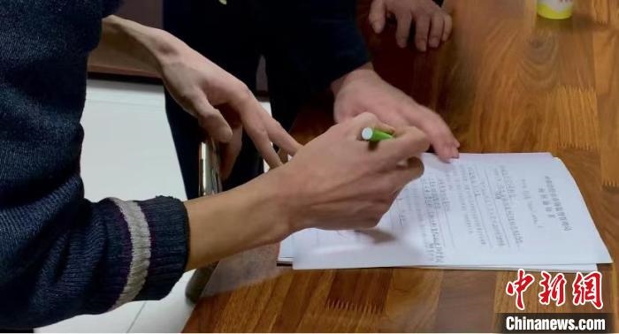 圖為現(xiàn)場下達(dá)詢問通知書。　李婷婷 攝