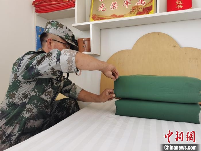 圖為謝寶民以軍人標(biāo)準(zhǔn)要求自己?！∈茉L者供圖