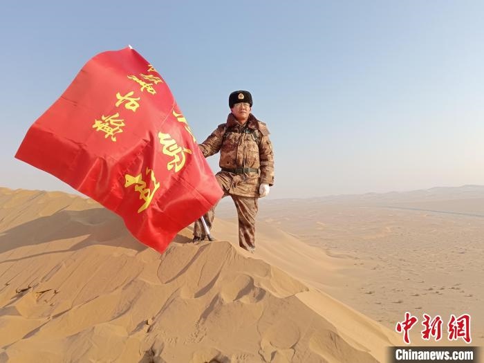 圖為在荒漠中駐守的謝寶民。　受訪者供圖
