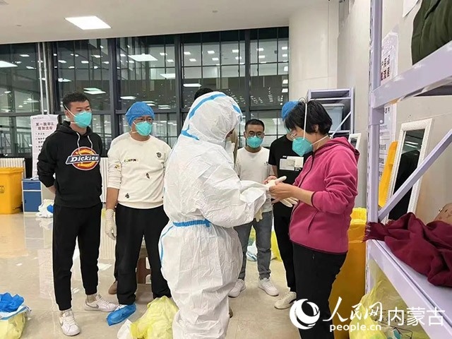 醫(yī)護(hù)人員正在方艙醫(yī)院工作。呼和浩特市第一醫(yī)院供圖