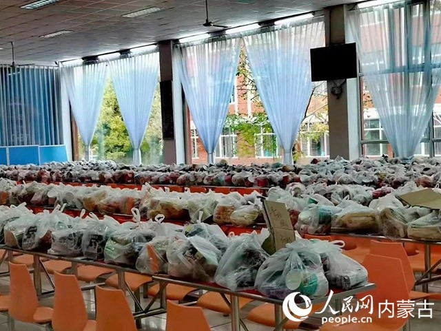 內蒙古師范大學為返鄉(xiāng)學生準備午餐和路途上的方便食品。內蒙古教育廳供圖