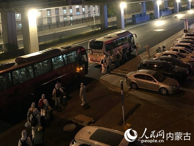 高校學生有序登車，前往隔離點。內蒙古教育廳供圖