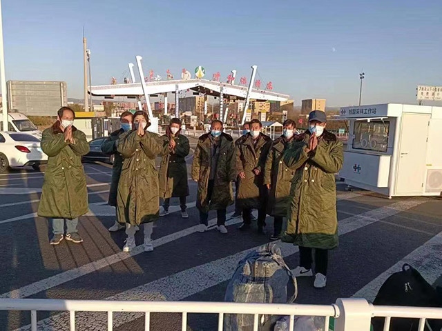 護送農民工安全返鄉(xiāng)。賽罕區(qū)民政局供圖
