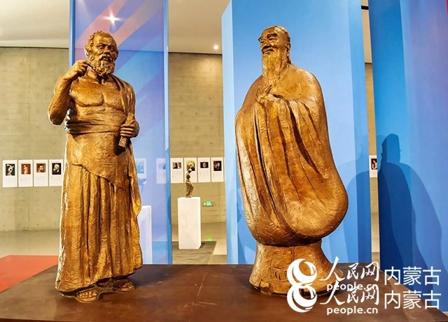 吳為山作品《神遇——孔子與蘇格拉底的對話》。實習(xí)生 楊光攝
