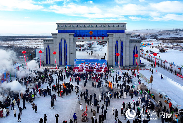 2024年12月22日，游客在黑山頭口岸景區(qū)游覽（無(wú)人機(jī)照片）。王正攝