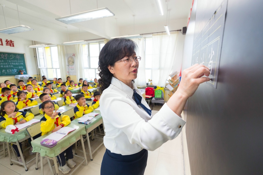 民族路小學(xué)（迎賓校區(qū)），語文老師燕凌云正在帶領(lǐng)同學(xué)們書寫漢字.jpg