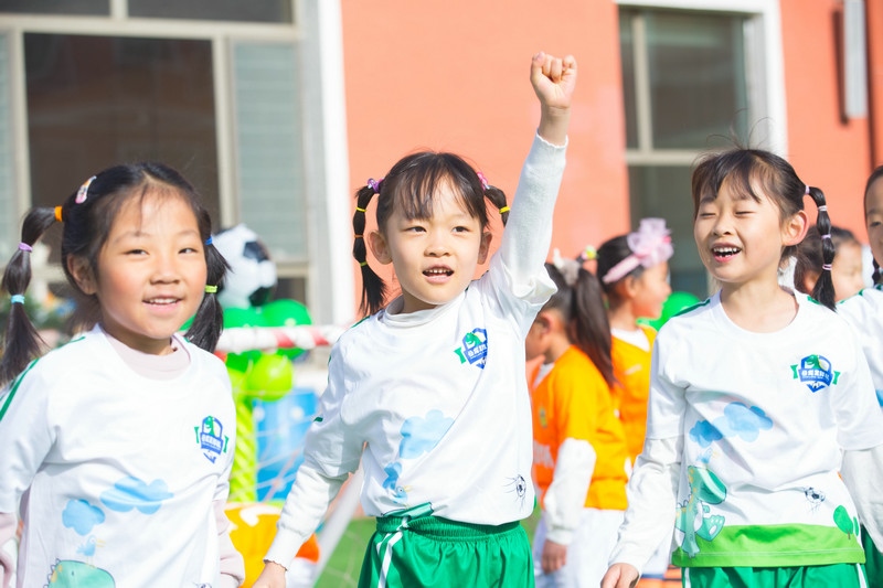 7.趣味比賽中，取得進(jìn)球的孩子正在慶祝.jpg
