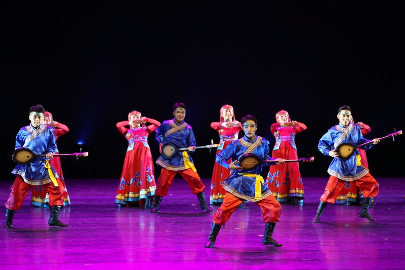 3.內(nèi)蒙古農(nóng)業(yè)大學舞蹈《故鄉(xiāng)贊》演出現(xiàn)場（1）.jpg