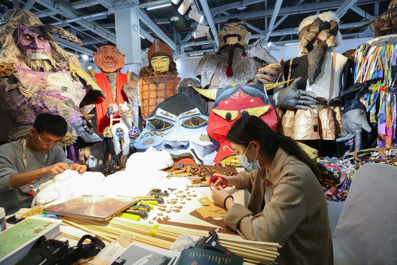 5.烏蘭劇社戲劇創(chuàng)作實踐工作坊，內(nèi)蒙古藝術學院學生現(xiàn)場制作相關道具.jpg