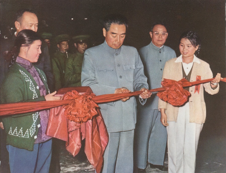 1959年10月15日，周恩來(lái)總理親自為包鋼一號(hào)高爐出鐵剪彩。.jpg