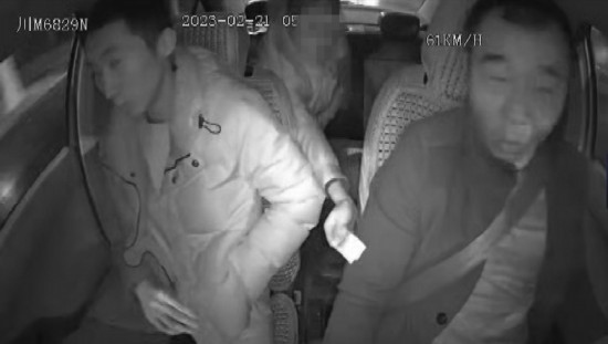 凌晨女子打車到江邊，并掏出百元大鈔給司機稱不用找了。資陽公安供圖