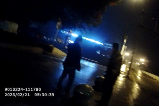 報警人唐師傅向民警講述情況 。資陽公安供圖