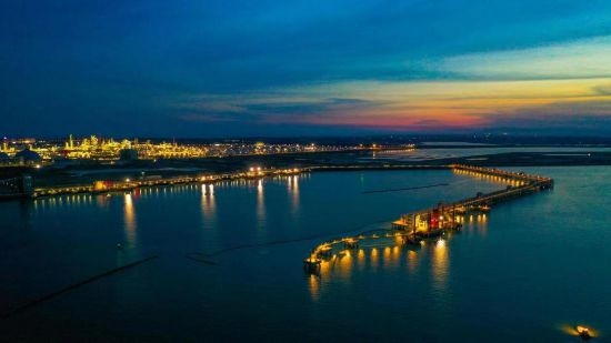 圖為中科煉化自建港口碼頭，30萬噸級原油泊位