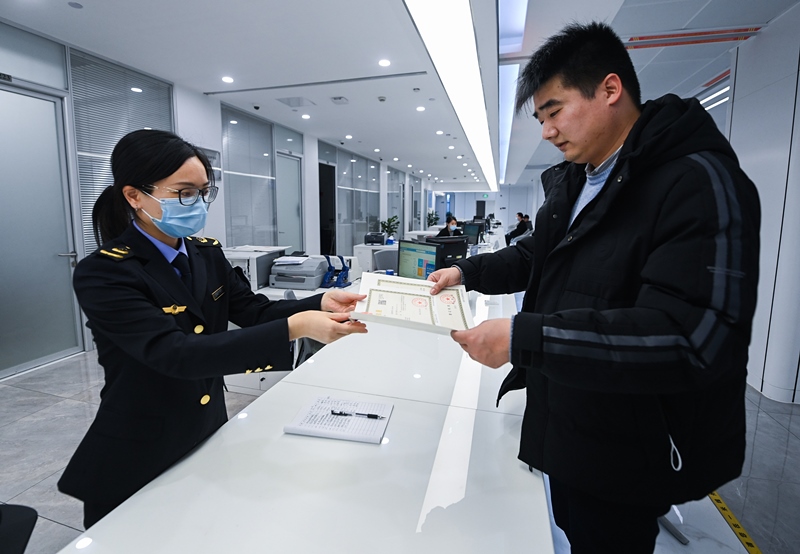 2023年2月8日，浙江省湖州市吳興區(qū)，企業(yè)負(fù)責(zé)人在中小微企業(yè)一站式服務(wù)平臺領(lǐng)取營業(yè)執(zhí)照。