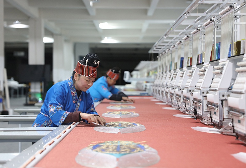 2023年2月13日，貴州省黔東南苗族侗族自治州施秉縣工業(yè)園區(qū)，工人在機(jī)繡車間作業(yè)。