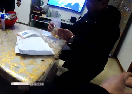 失主對照清單清點(diǎn)黃金等貴重物品。資陽市公安供圖