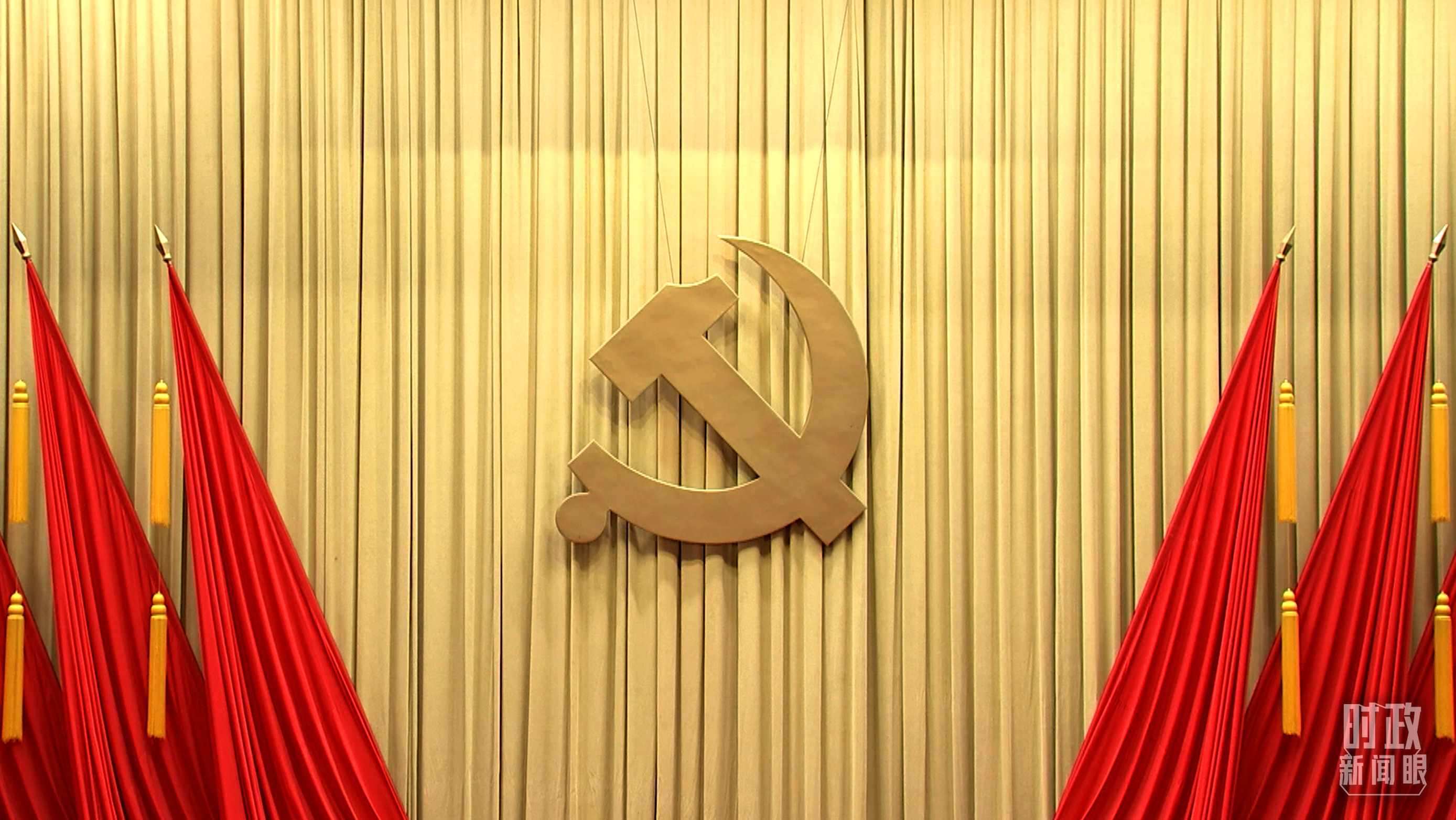 △會場上莊嚴(yán)的黨徽。（總臺央視記者郭鴻拍攝）