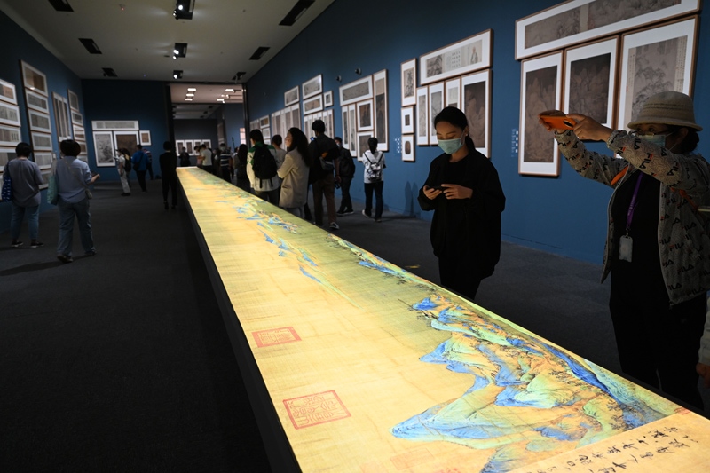 參觀者在中國國家博物館的“盛世修典——‘中國歷代繪畫大系’成果展”上觀看放大兩倍的《千里江山圖》燈光特效圖（2022年9月29日攝）。