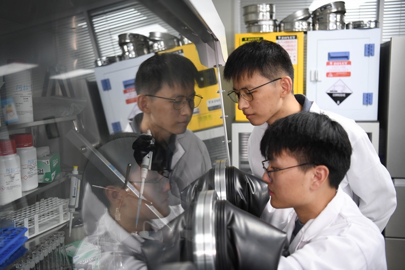 2022年10月19日，中國科學(xué)技術(shù)大學(xué)地球和空間科學(xué)學(xué)院研究員、青年教師郝記華（后）在實驗室與學(xué)生交流。