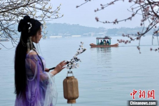 圖為游客在昆明湖畔游玩。<a target='_blank' data-cke-saved-href='/' href='/'><p align=