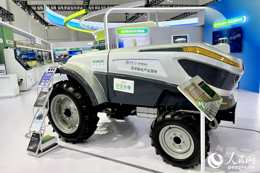 通過手機，就能指揮新能源無人駕駛拖拉機在田里作業(yè)。人民網(wǎng) 錢嘉禾攝