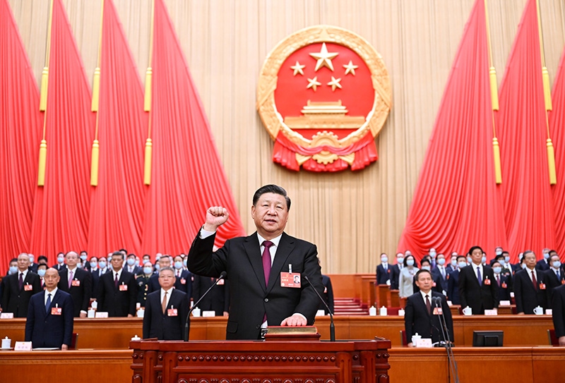 2023年3月10日，十四屆全國人大一次會議在北京人民大會堂舉行第三次全體會議。習近平全票當選為中華人民共和國主席、中華人民共和國中央軍事委員會主席。這是習近平進行憲法宣誓。