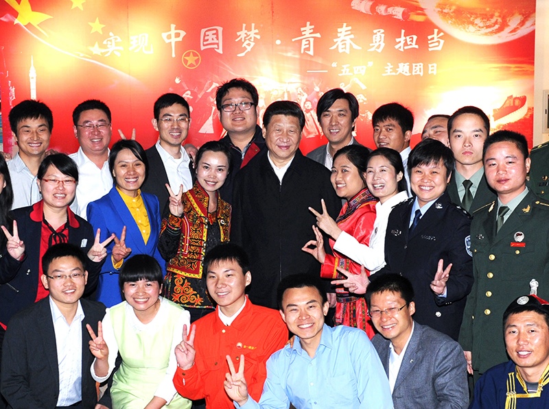 2013年5月4日，習(xí)近平總書記來到中國航天科技集團(tuán)公司中國空間技術(shù)研究院，同各界優(yōu)秀青年代表座談并發(fā)表重要講話。這是座談會前，習(xí)近平和在展廳參觀的優(yōu)秀青年代表合影。